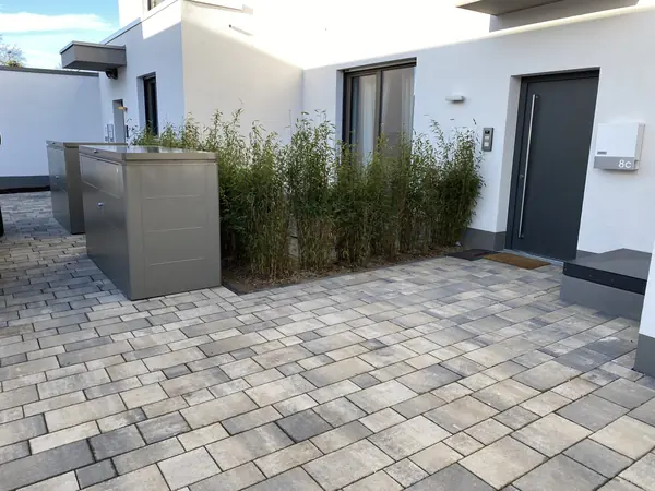 Vorgarten mit Pflasterfläche – Hattersheim