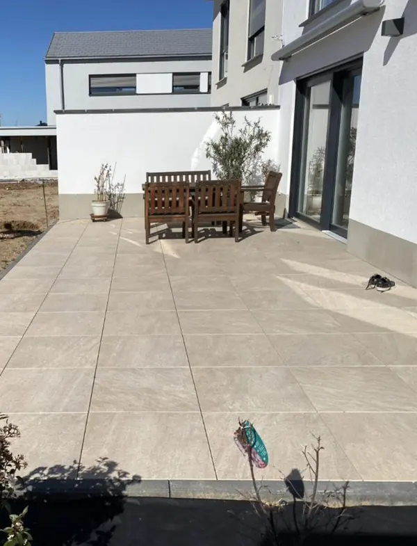 Terrasse mit Großformatplatten – Hochheim