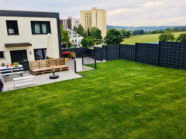 Garten mit Rasen und Sichtschutzzaun – Taunusstein