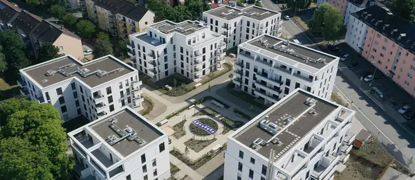 Luftbild einer Wohnanlage mit begrünten Außenanlagen